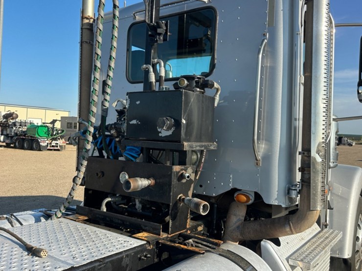 2015-freightliner-coronado-122-sd-image-17