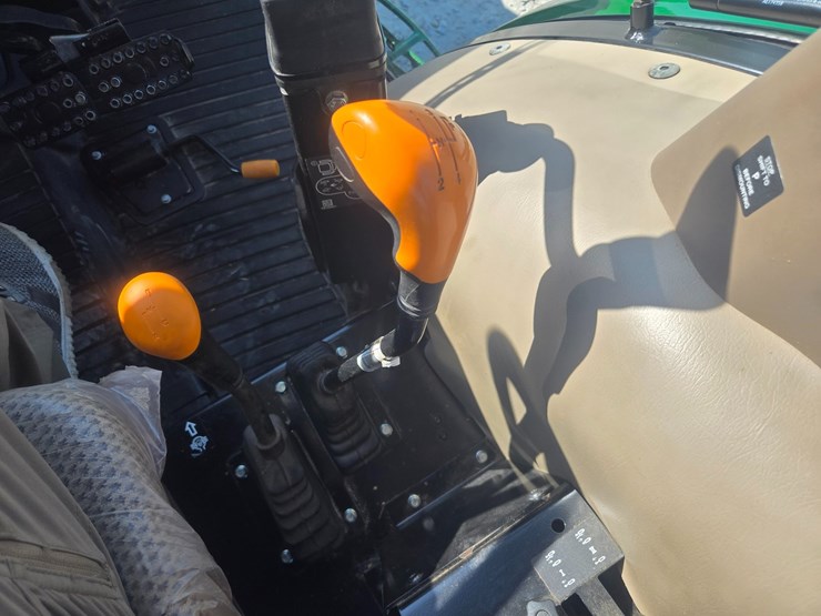 2024-john-deere-5075e-image-35