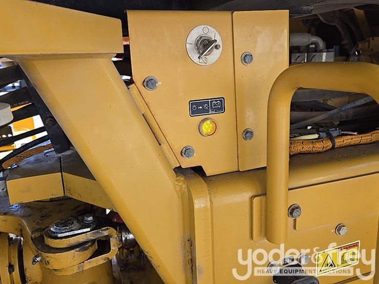 2020-caterpillar-cs56b-image-28