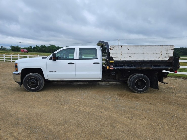 2016-chevrolet-3500-image-2