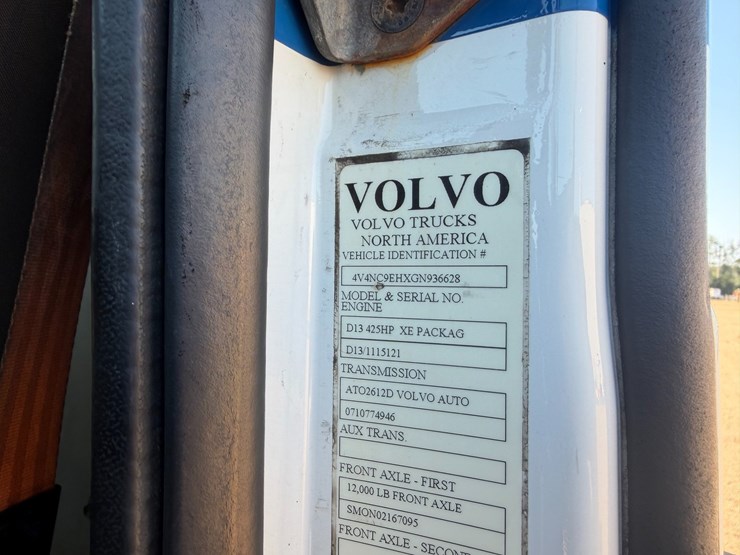 2016-volvo-vnl64t300-image-12
