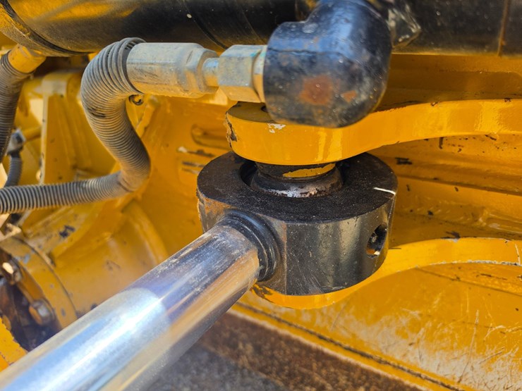 2016-caterpillar-d6k2-lgp-image-81