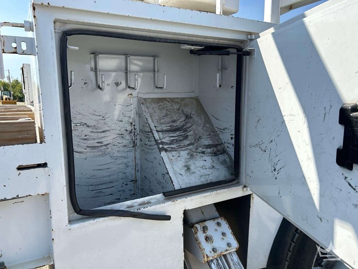 2019-freightliner-m2-106-image-27