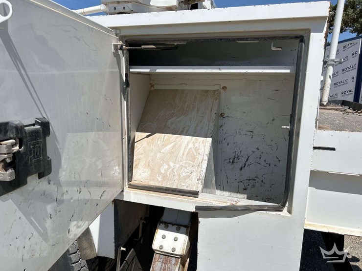 2019-freightliner-m2-106-image-22