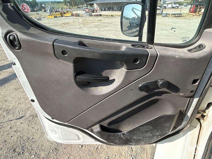 2018-freightliner-m2-106-image-11