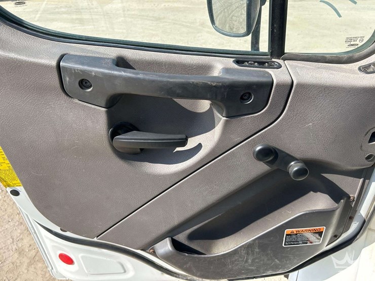 2019-freightliner-m2-106-image-11
