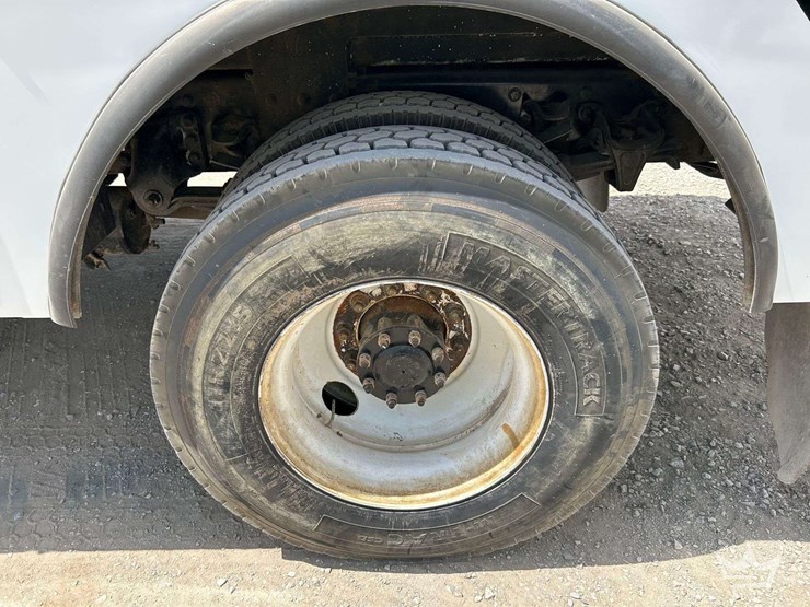 2019-freightliner-m2-106-image-36