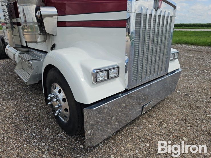 2024-kenworth-w900-image-12