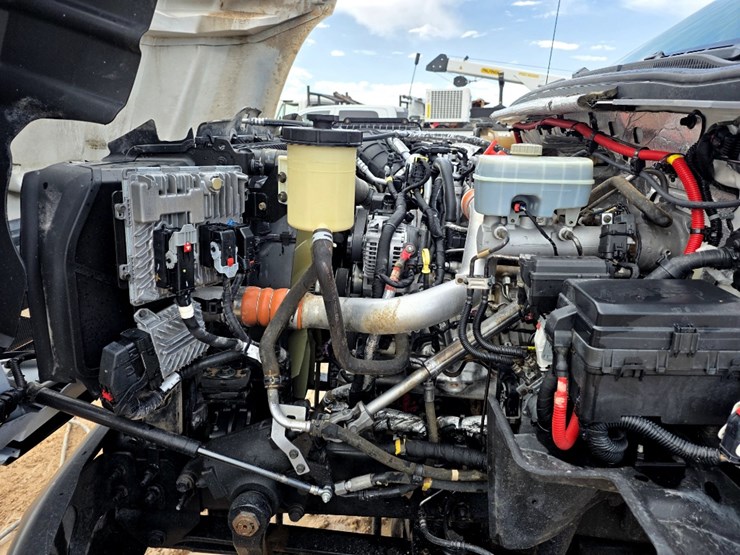 2022-chevrolet-silverado-5500hd-image-18
