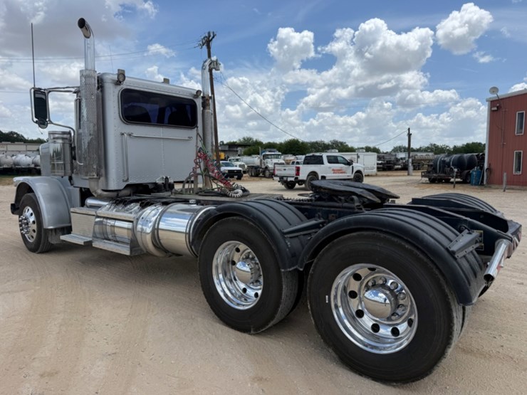 2019-peterbilt-389-image-7