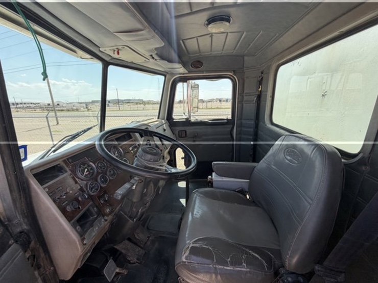 2000-peterbilt-330-image-14