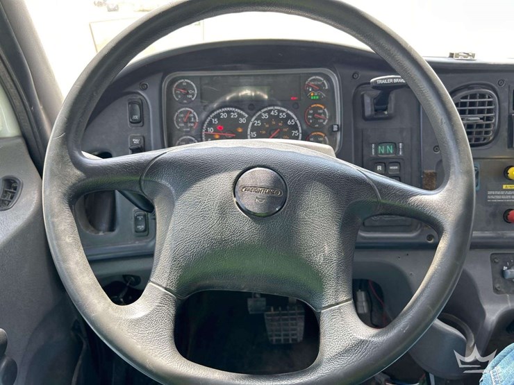 2019-freightliner-m2-106-image-15