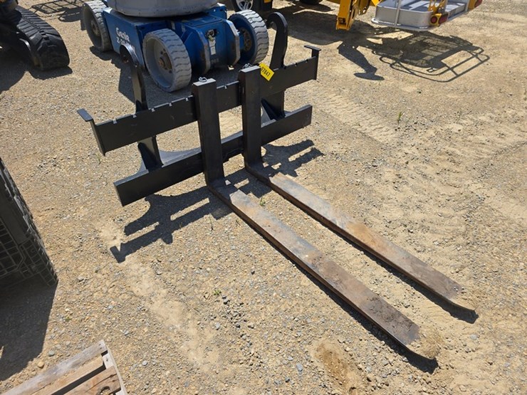 #71-•-john-deere-work-site-pro-60"-loader-forks-image-6