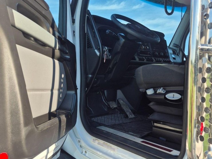 2025-kenworth-t880-image-16