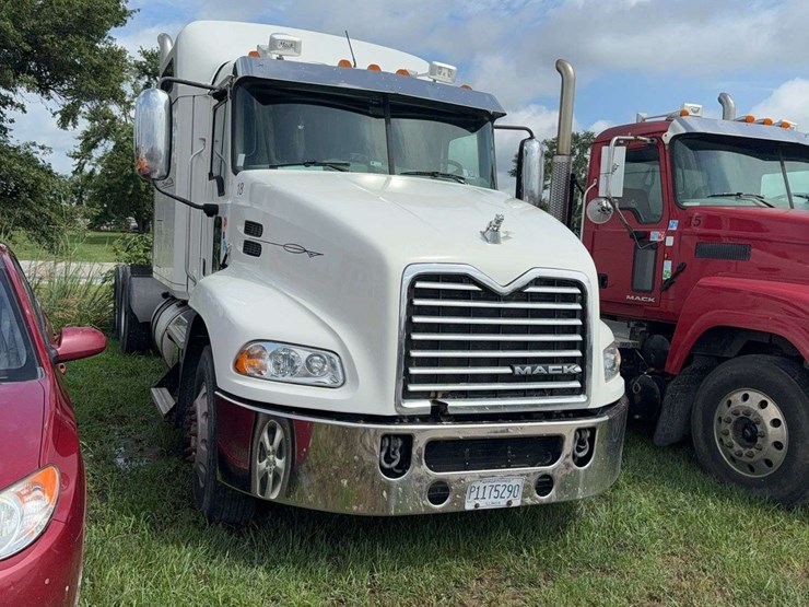 2013-mack-semi,-728,000-miles,-445hp,-m-drive-auto,-dual-line-wet-kit,-11r-24.5-tires,-deleted,-no-def,-vin--1m1aw07y8dm028609-image-2