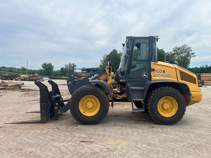 2020-deere-344l-image-2