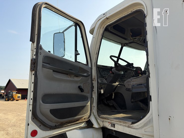 2002-freightliner-columbia-120-image-21