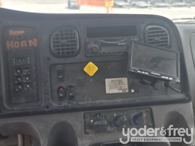2013-freightliner-m2-106-image-55
