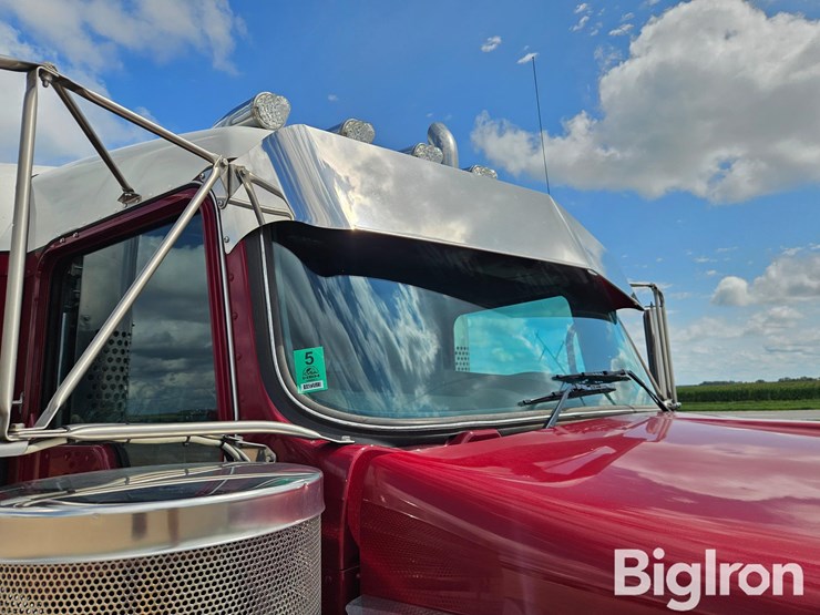 2024-kenworth-w900-image-17