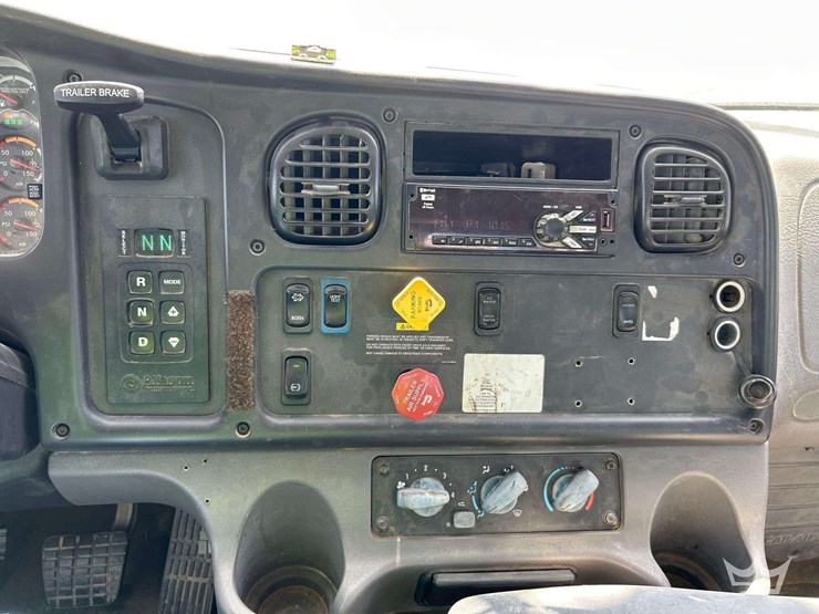 2019-freightliner-m2-106-image-17