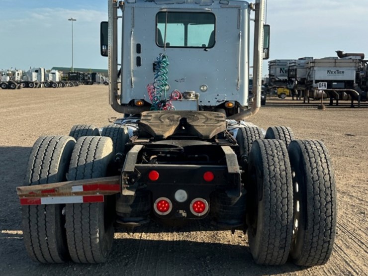 2013-freightliner-coronado-122-sd-image-6