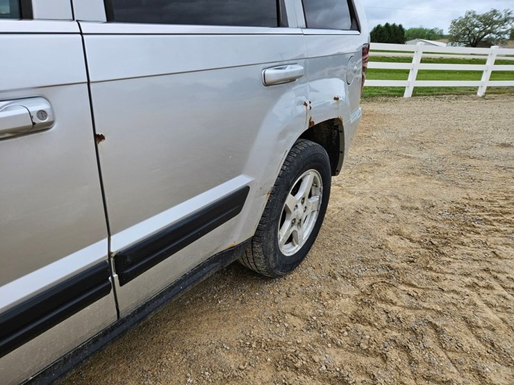 #60-•-2007-jeep-sport-utility-sedan-image-13