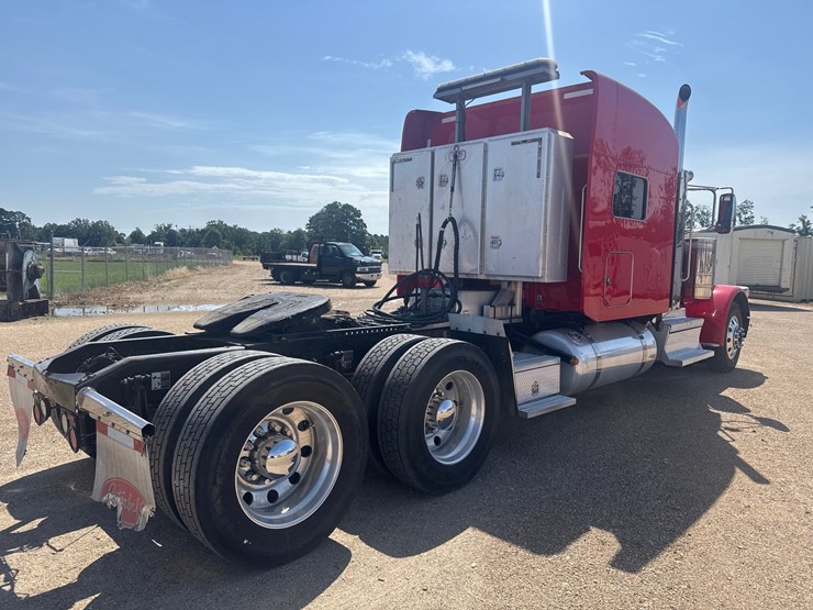 2021-peterbilt-389-image-13