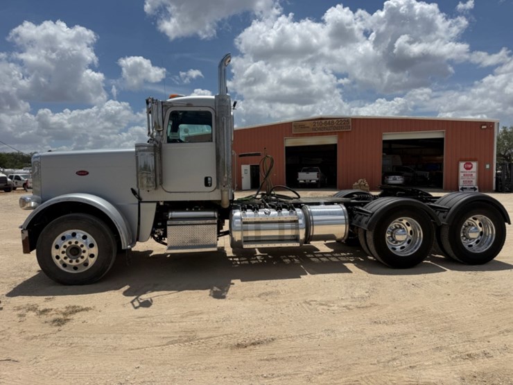 2019-peterbilt-389-image-8