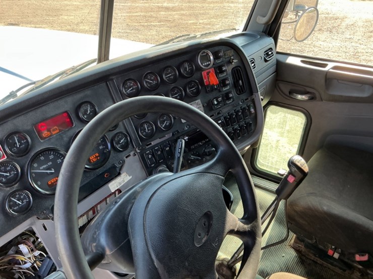 2015-peterbilt-367-image-22