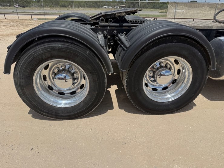 2019-peterbilt-389-image-16
