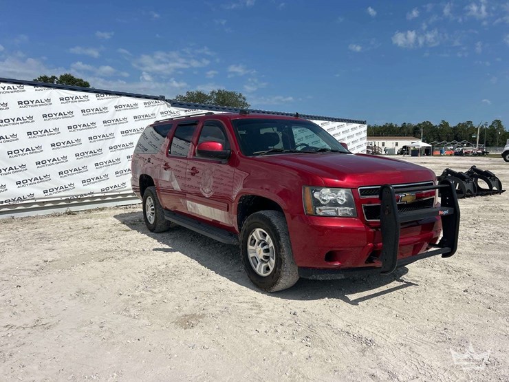 2013-chevrolet-suburban-image-2