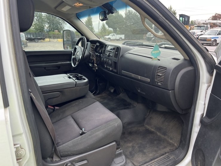 2014-chevrolet-silverado-3500-image-23