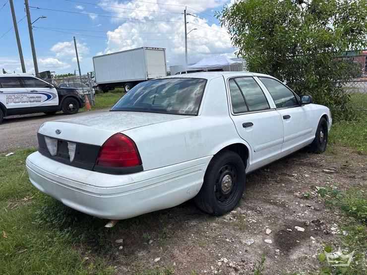 2003-ford-crown-victoria-sedan-image-3