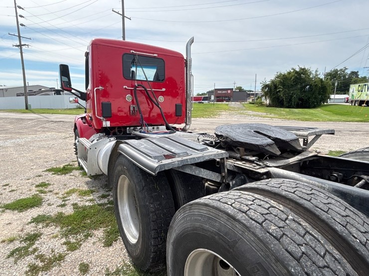 2019-peterbilt-579-image-3
