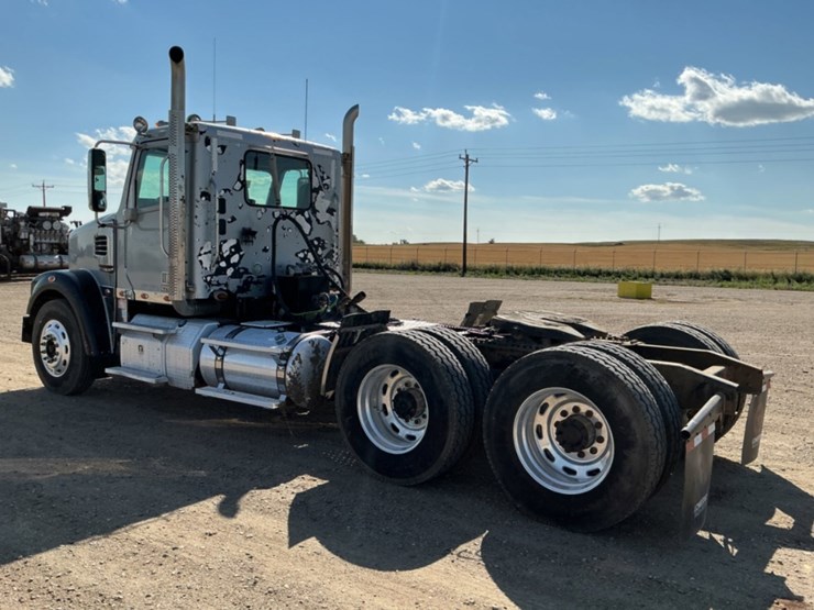 2015-freightliner-coronado-122-sd-image-7