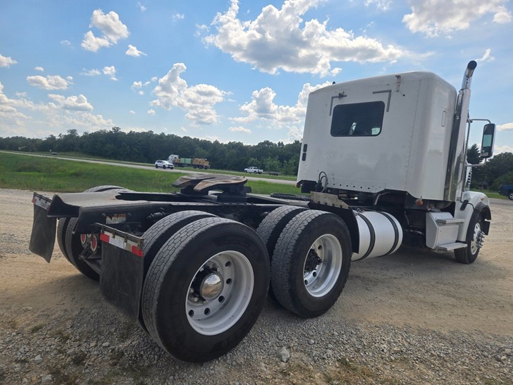 2017-freightliner-122sd-image-16