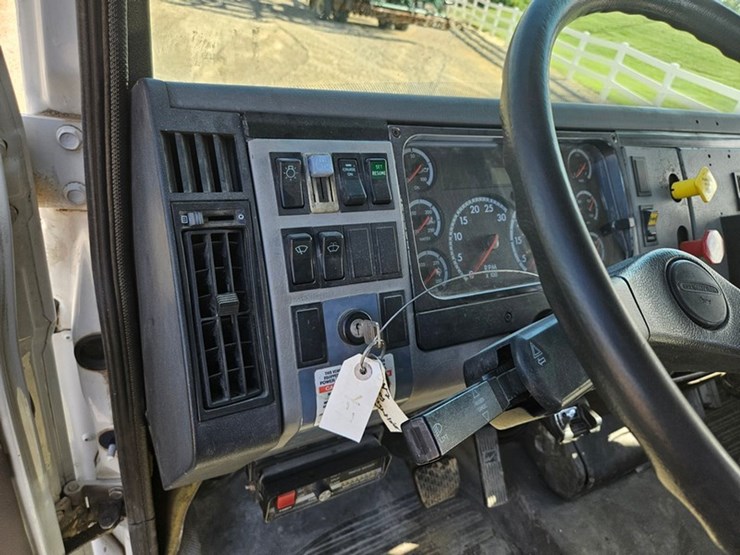 2002-freightliner-fl80-image-56