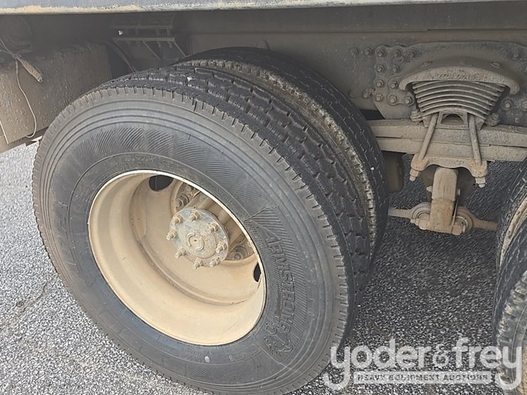 2013-freightliner-m2-106-image-16