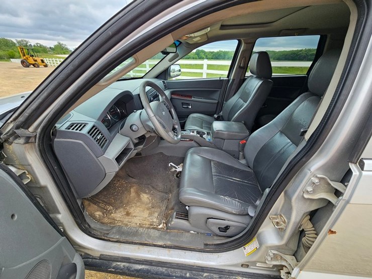 #60-•-2007-jeep-sport-utility-sedan-image-22
