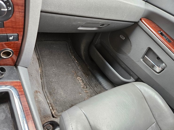 #60-•-2007-jeep-sport-utility-sedan-image-65