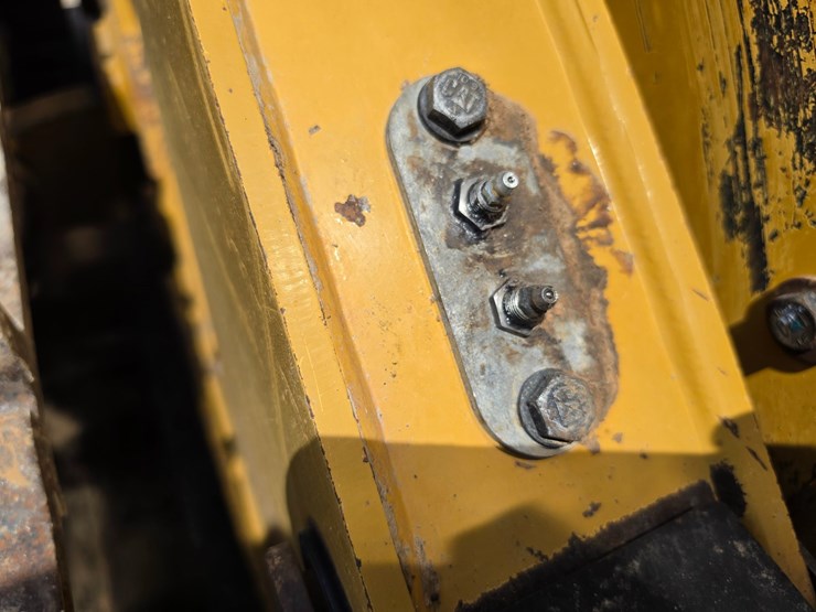 2016-caterpillar-d6k2-lgp-image-86