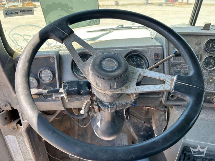 2001-mack-rd690s-image-15