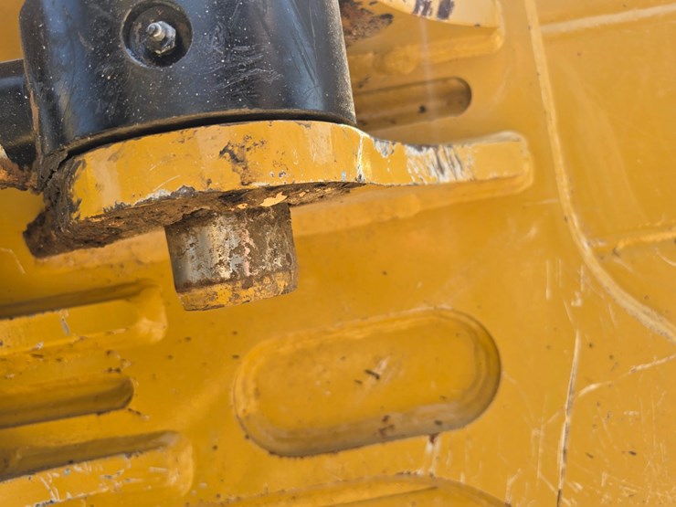 2016-caterpillar-d6k2-lgp-image-83