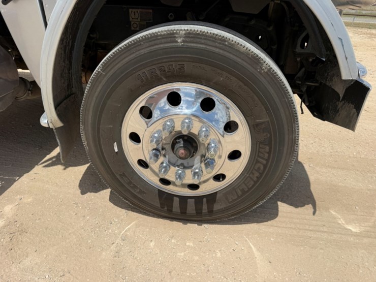 2019-peterbilt-389-image-15