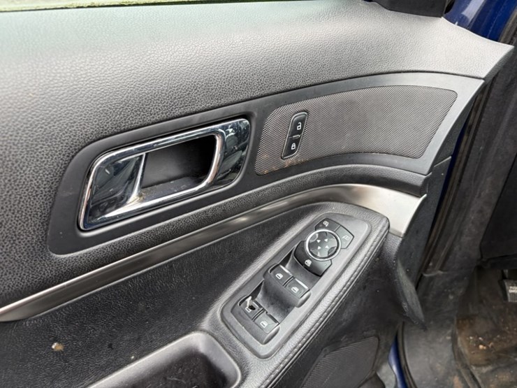 2017-ford-explorer-image-28