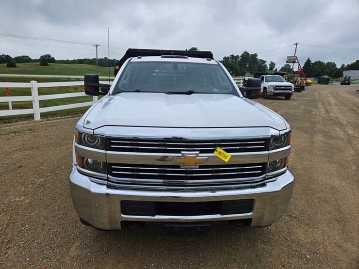2016-chevrolet-3500-image-8