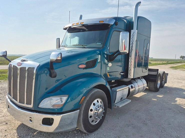 2017-peterbilt-579-image-1