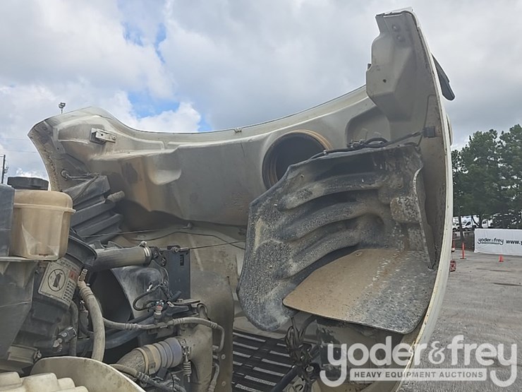2013-freightliner-m2-106-image-13