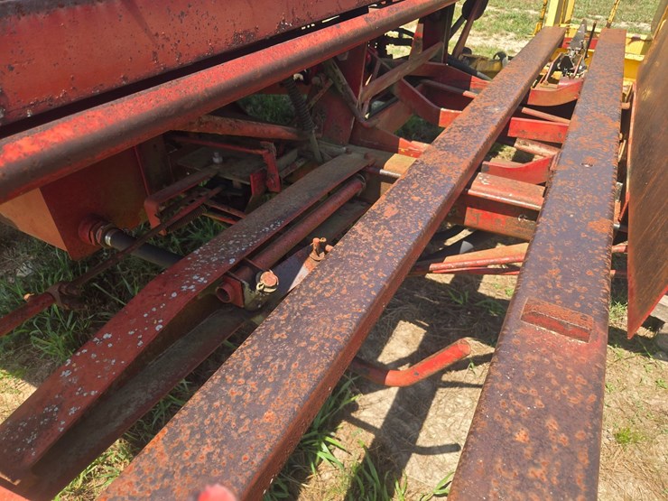 new-holland-1033-image-21