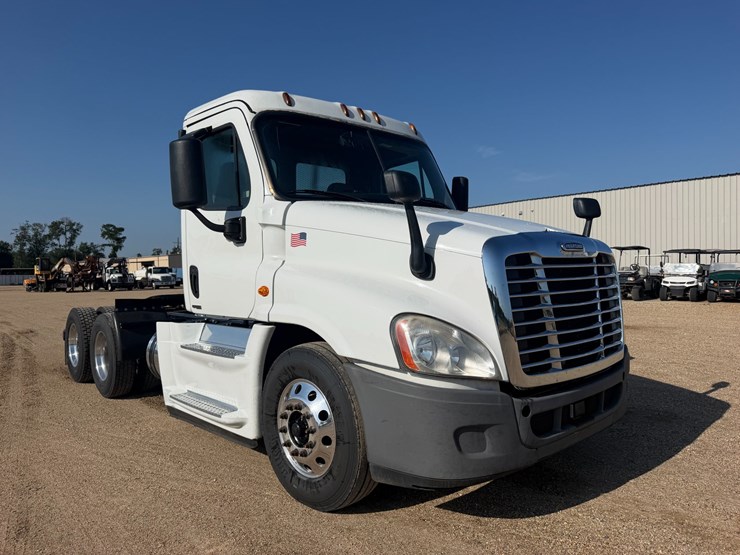 #16295-•-2017-freightliner-dycb-1-image-1